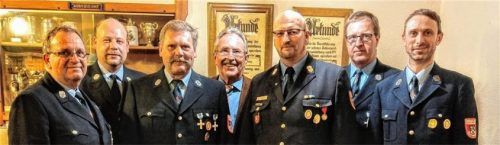 Sie haben ihre Ämter schon im vergangenen Jahr abgegeben, jetzt gab es für den früheren Kommandanten Helmut Dörrer (links), den früheren Vorsitzenden Sebastian Linner (Dritter von links) und für den früheren Zweiten Kommandanten Anton Hermann (Zweiter von rechts) die Ehrung. Diese nahmen Kommandant Stephan Voglsamer (Zweiter von links), Landrat Georg Huber (Vierter von links), Kreisbrandrat Harald Lechertshuber (Dritter von rechts) und Feuerwehrvereinsvorsitzender Martin Schmid (rechts) vor. Foto  re