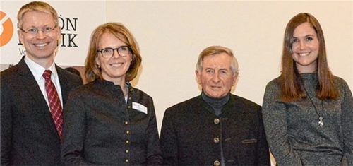 Sie alle machen sich stark für Kinder mit Schlaganfall. Im Bild von links: Dr. Michael Brinkmeier von der Stiftung Deutsche Schlaganfall-Hilfe, Dr. Katja Pöhls, Geschäftsführerin Schön Klinik Vogtareuth, Alois Glück, Landtagspräsident a.D., die Lotsin Franziska Schroll und Chefarzt Prof. Dr. Martin Staudt.Foto ammelburger