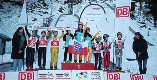 Siegerehrung bei „Jugend trainiert für Olympia“ durch Skisprung-Legende Sven Hannawald (rechts). Rechts im Bild die Teamspringer Bayern Ost mit Mario Linner vom SC Ruhpolding sowie Felix Brieden und Sara Johannsen vom WSV Oberaudorf.Foto Lotter
