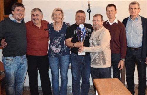 Siegerehrung: Vorsitzender Josef Gebler von der KSK Schönberg, Josef Weiß von der Kreis-KSK, Schiedsrichter Herbert Hamann und die Siegermannschaft aus Schönberg (von rechts).Foto re