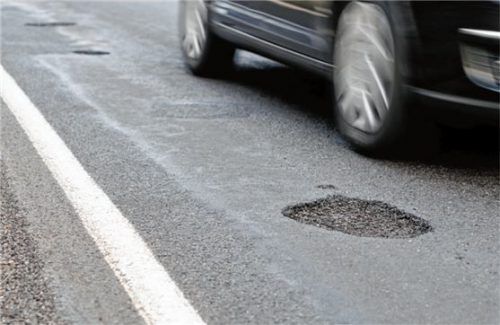 Slalomparcours auf den Straßen: Wer zu schnell über ein Schlagloch fährt, riskiert Schäden.. Foto Foto: djd/ReifenDirekt.de/Getty