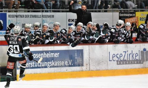 So jubelten Chase Witala und die Rosenheimer Bank nach dem 1:1-Ausgleich der Starbulls-Torjägers. Foto  Ziegler