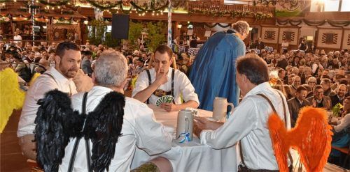 So stellt man sich bayerische Schutzengel vor: in Lederhose beim Schafkopfen. Derweil liest der Portner Peter Kirmair der versammelten Prominenz die Leviten. Fotos Schlecker
