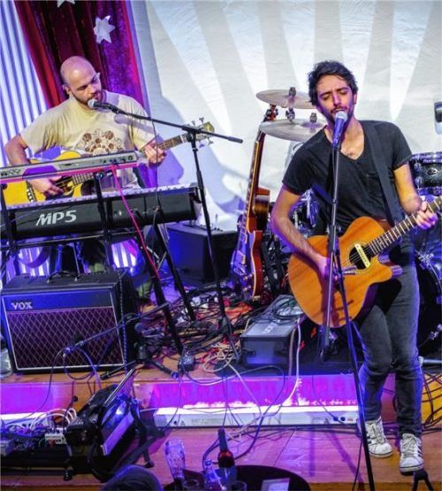 Sorgten für die musikalische Unterhaltung: Aljosha Konter (rechts) und Philipp Marx.Foto re