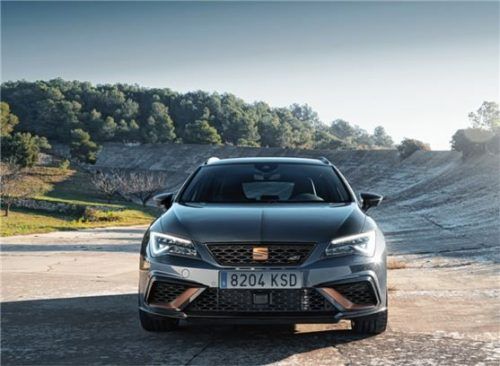 Sportliche DNA: vier Auspuff-Endrohre, Carbonfaser und 19-Zoll-Felgen. Foto Auto-Medienportal.Net/Cupra