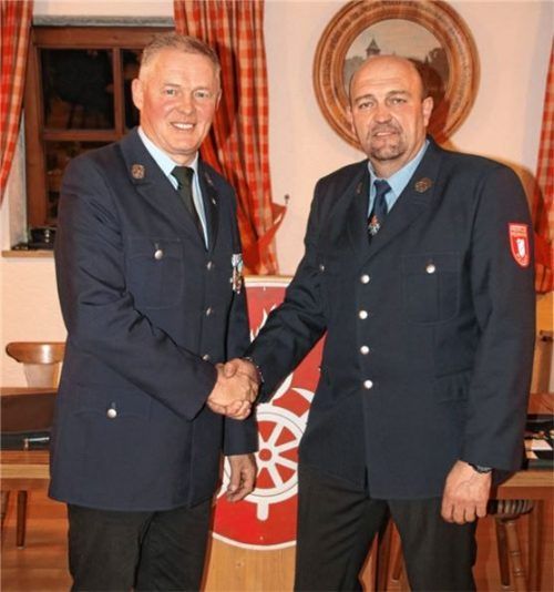 Stabwechsel bei der Feuerwehr Pullach: Ulrich Rose (links) löst Josef Feuersinger als Vorsitzenden ab.Foto re