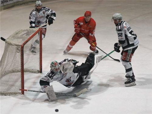 Starke Parade von Starbulls-Keeper Lukas Steinhauer, der sein Tor 43 Minuten sauber hielt. Fotos  Petrow