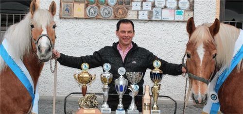 Stolz präsentiert sich Sebastian Grandauer mit seinen beiden erfolgreichen Pferden, Fabiola G (rechts) und Gräfin G. Zusammen holten sie bei Schlittenrennen in der vergangenen Wintersaison sieben Preise.