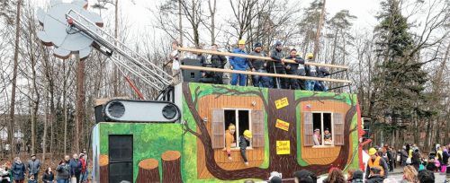 Stoppt Sägen und Motoren, sonst ist der Wald verloren: Ein Hingucker war der große Braunkohlebagger, den es gilt zu stoppen – für den Erhalt des Hambacher Forsts.