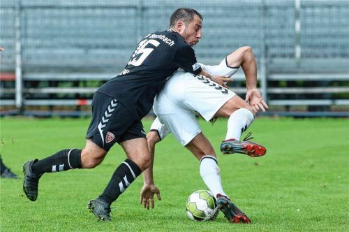 Szene aus dem Hinspiel: Der Ex-Burghauser Markus Grübl versucht Julien Richter mit einer Ringkampfeinlage zu stoppen, das Duell gibt es am Freitag nicht, da Richter verletzt fehlt. Foto  Buchholz