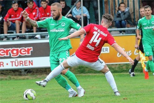 Szene aus dem Hinspiel: Maxi Drum, der heute verletzt fehlen wird, attackiert Daniel Adlung. Foto  Buchholz