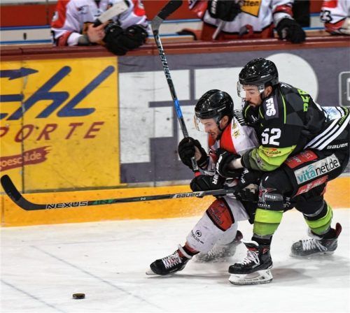 Szene aus dem Vorjahr: Starbulls-Verteidiger Matthias Bergmann kämpft hier mit Hannovers Chad Niddery um die Scheibe.Foto Ziegler