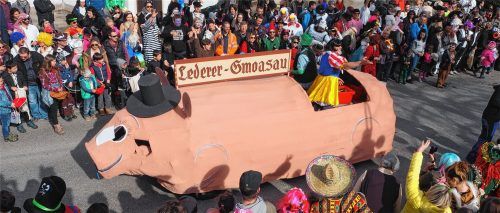 Treiben eine Sau durch das Dorf: die Lederer Gmoa. Fotos Weithofer