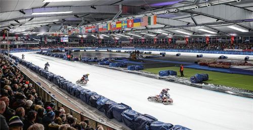 Über 10 000 Fans verfolgten an beiden Tagen die Rennen in der Inzeller Max-Aicher-Arena.Foto Weitz
