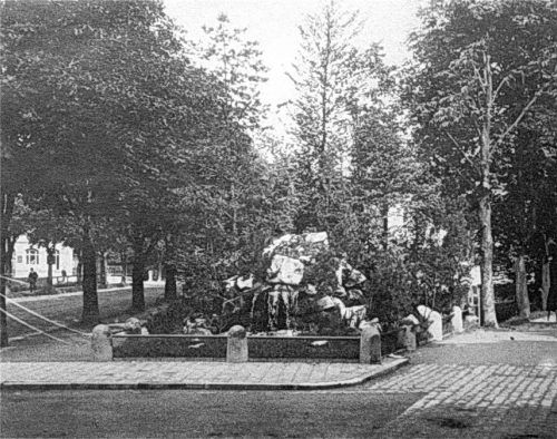 Um die Neuherstellung der Mühlbachüberbrückung Ecke Stoll- und Prinzregentenstraße geht es vor 100 Jahren. Es dürfte sich um die Stelle handeln, die auch heute noch durch den Felsenbrunnen markiert wird. Diese Aufnahme ist wohl in den 30er-Jahren entstanden. Foto Stadtarchiv Rosenheim