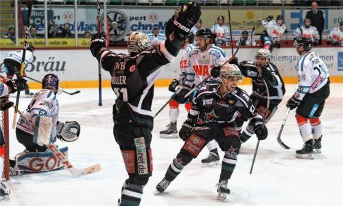 Und er hat es wieder getan: Chase Witala (Mitte) jubelt über sein Tor zum 1:1-Ausgleich. Es war sein sechstes Tor in der Serie gegen Essen. Links freuen sich Alexander Höller und hinten Michael Baindl, der Torschütze zum 2:2 . Fotos Ziegler