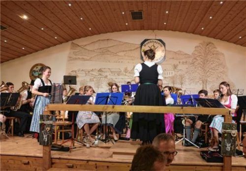 Unter der Leitung von Eva Maria Gruber gelobten die Jugendkapelle und die „große“ Musikkapelle Wildenwart „dem Land Tirol die Treue“; über 100 Musikanten und Musikantinnen bevölkerten die Bühne.