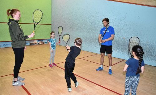 Unter Viertklässlern: Der ehemalige Jugendnationalspieler Niklas Becher zeigt, wie der Schläger richtig gehalten wird. Fotos Schlecker