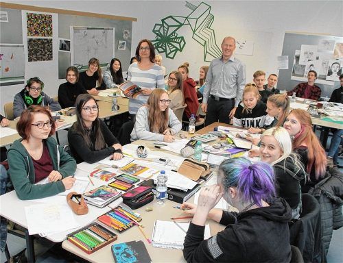 Unterricht in beengten Verhältnissen: Schulleiter Dr. Marko Hunger und Lehrerin Vera Hugger in einem Klassenzimmer der Schule, das aus allen Nähten platzt.Foto Reisner