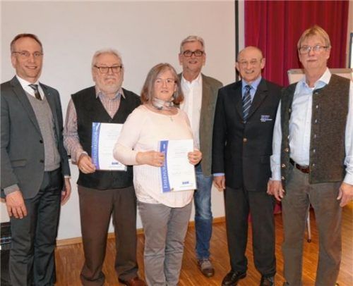 VdK-Ortsverbands-Vorsitzender Wolfgang Mikolajetz (von rechts), Kreisverbands-Vorsitzender Reinhard Zuck, Kreisgeschäftsführer Josef Ascher und Bürgermeister Robert Pötzsch (links) mit den Geehrten Helene Bartaska und Wolfgang Vogt.Foto  bachmaier