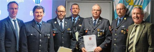 Verdiente und langjährige aktive Feuerwehrleute wurden in der Jahreshauptversammlung der Feuerwehr Waldkraiburg geehrt (von links): Bürgermeister Robert Pötzsch, Thomas Renner (25 Jahre), Wolfgang Klein, Rainer Englmeier, Albert Krammer (alle 40 Jahre), Kreisbrandrat Harald Lechertshuber und Landrat Georg Huber.Foto  rath