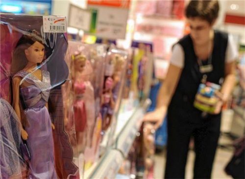 Verkäuferin im Einzelhandel, der mit 1273 der IHK zugehörigen Händlern in Mühldorf und 1164 im Kreis Altötting eine gewichtige Branche darstellt. Foto dpa