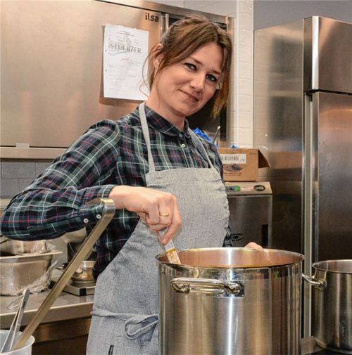 Veronika Lutz aus Riedering will in ihrer Kochsendung „Koch mal mit Vroni“ zeigen, was sich aus Resten im Kühlschrank Leckeres zaubern lässt.Foto ammelburger