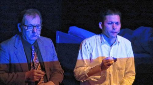 Versöhnlicher Ausgang des Stücks: Der Asyl-Entscheider teilt seine Brotzeit mit Hassan.Fotos Rath
