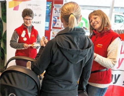 Von Frau zu Frau (von links): Martina Mauder, geistliche Begleitung, Jo-Ann Plab, Zweite KFD-Vorsitzende im Gespräch mit einer Mutter. Foto Renate Weckerl