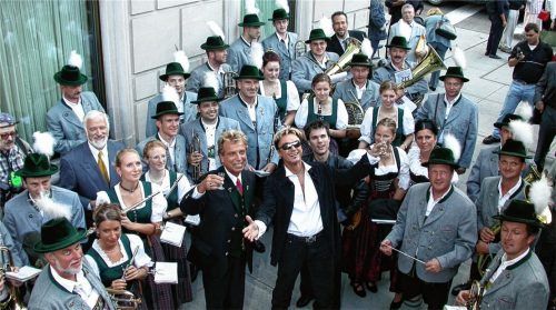 Vor 50 Jahren war der Gewinn des „Oscar mondial de la magie“ die Krönung für den Zauberkünstler Siegfried Fischbacher. Zusammen mit seinem Partner Roy erlangte der gebürtige Rosenheimer Weltruhm. Das Foto zeigt die beiden im Jahr 2002, umgeben von Mitgliedern der Musikkapelle Großholzhausen in New York. Damals führten Siegfried und Roy (Mitte von links) die Steubenparade an.Foto Biebel-Neu