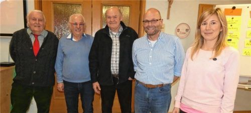 Vorsitzender Albert Schnitzer (von links) begrüßt die neuen Sänger Rainer Endraß, Gottfried Henninger und Bernhard Grimm zusammen mit Dirigentin Evi Mittermaier.Foto Greiner