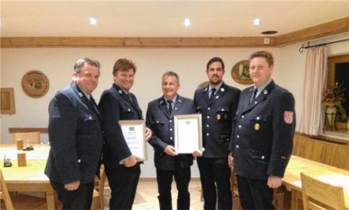 Vorsitzender Ludwig Lax (links) und die Kommandanten Thomas Fischer und Franz Weber (Zweiter von rechts und rechts) ehrten Andreas Hell und Konrad Hochstätter (Zweiter von links und Mitte) für 40 Jahre aktiven Dienst. Foto re