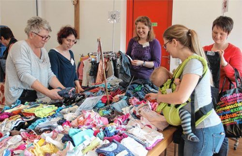 Während die Kunden an den Tischen stöbern, legen die freiwilligen Helferinnen zeitgleich Kleidung zusammen: Conny Lenk, Jessica Barthel, Birgit Frenzel, Brigitte Eder und Julia Gebhart (von links). Foto  Hirschberger