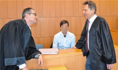 Wegen weiterer Vergewaltigungen von Frauen muss sich seit gestern ein 35-Jähriger aus Schnaitsee vor dem Landgericht Traunstein verantworten. Ihm stehen die Verteidiger Harald Baumgärtl (rechts) und Dr. Markus Frank bei.Foto  Kretzmer-Diepold