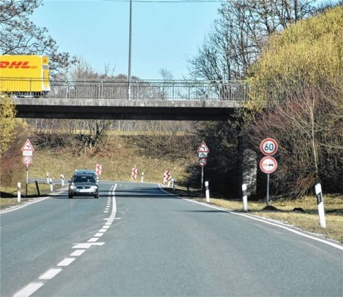 Weiter geradeaus, nicht mehr scharf links, geht es künftig in den Landkreis-Norden, ist die Kraglinger Spange erst einmal für 2,7 Millionen Euro gebaut. Foto Schlecker