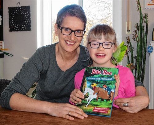 Wer Bibi Blocksberg mag, kennt auch Karla Kolumna, die rasende Reporterin. So wie die achtjährige Anne Kuchta, die das Down-Syndrom hat. Dass der Reporter ein Mann, Winfried Weithofer, ist, stört das aufgeweckte Mädchen nicht. Ihre Mutter Susanne berichtet zum Welt-Down-Syndrom-Tag, wie die Wogen und Unsicherheiten, mit der die Familie durch den Gendefekt zu tun hatte, sich inzwischen geglättet haben.Foto Weithofer