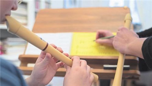 Wer in seiner Wohnung unterrichten will, sollte sich absichern und Musizierzeiten im Mietvertrag aufnehmen lassen.Foto dpa