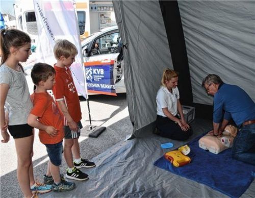 Wer mag, kann ein paar Erste-Hilfe-Leistungen auffrischen.