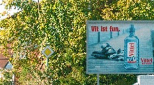 Werbetafeln ab einer bestimmten Größe heißen „fliegende Bauten“ und bedürfen einer Baugenehmigung. Die gab‘s von der Gemeinde Riedering nicht, vom Landratsamt schon. Den folgenden Prozess gewann die Gemeinde. Kirchner
