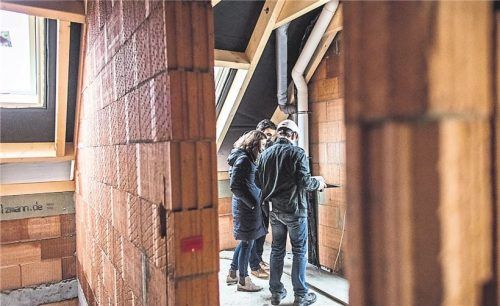 Wie groß ist der Schaden und was ist jetzt wichtig? Private Bauherren finden beim Aufspüren von Bauschäden Unterstützung bei professionellen Baubegleitern. Foto dpa/Priske