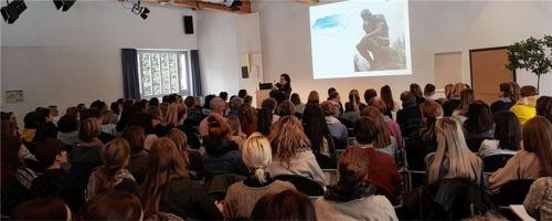 Wie kann Lernen gelingen? Insgesamt 130 pädagogische Fachkräfte nehmen am Vernetzungstreffen teil und tauschen sich über Bildungsprozesse aus. Foto re