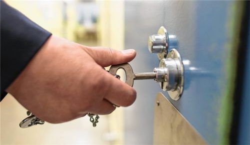 Wie lange soll der Angeklagte ins Gefängnis? Staatsanwalt und Verteidigung beurteilen diese Frage unterschiedlich.Foto dpa