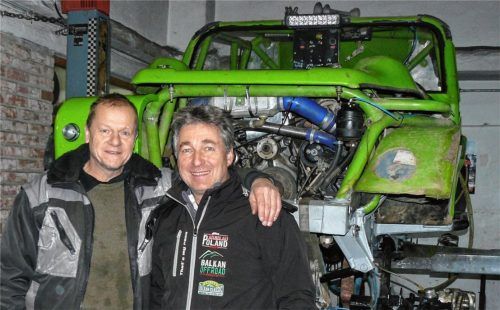 Wird bald eine Menge aushalten müssen: der grüne Tomcat im Hintergrund. Adi Ruhaltinger (links) und sein Team-Kollege und Spezl Ernst Amort machen den Geländewagen fit für die Tuareg-Rallye in Algerien, zu der sie im März starten. Foto meier