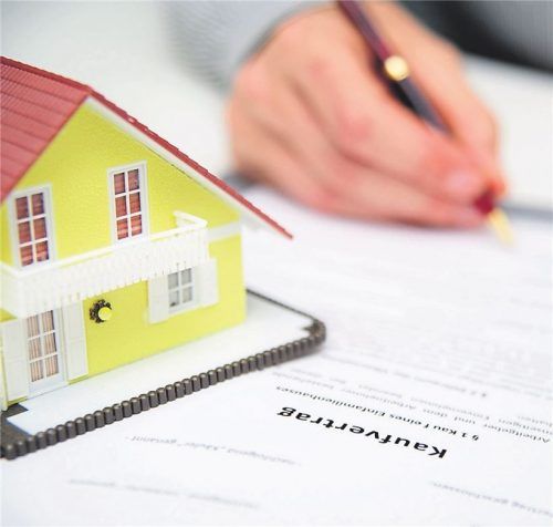 Wird eine Mietwohnung in Eigentum umgewandelt, können die bisherigen Mieter oft ein Vorkaufsrecht geltend machen. Foto dpa/Warnecke