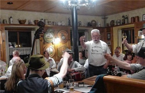Wunderbarer Chorgesang, schöne Musikstücke und Volkslieder zum Mitsingen prägten das Wirtshaussingen im Gasthaus Gehrlein in Höslwang.Foto re