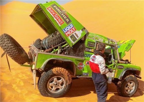 Zu Beginn der Tuareg-Rallye in Algerien läuft es für Adi Ruhaltinger und seinen Teamkollegen nicht ganz rund. Vor dem Start ein Unfall, dann fallen sie auf der ersten Etappe nach technischen Schwierigkeiten zurück.Foto  privat