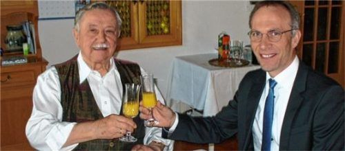 Zum 85. Geburtstag gratulierte Klaus Ertelt auch Bürgermeister Robert Pötzsch.Foto  re