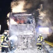 Reisebus brennt auf A8 aus