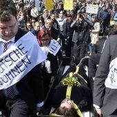Wütende Mieter protestieren