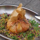 Heute: „Papillote“ – Gezupfter Kabeljau in Peperonata und Kräutern & Tempura-Kalbszunge mit Hummus und Salat